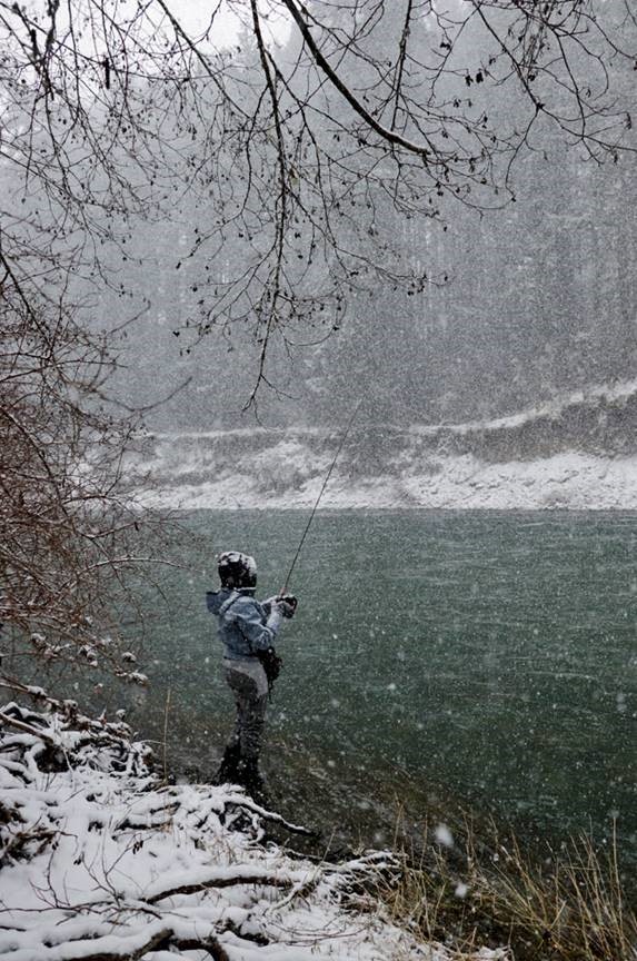 Snowy winter river fishing_RodHsu
